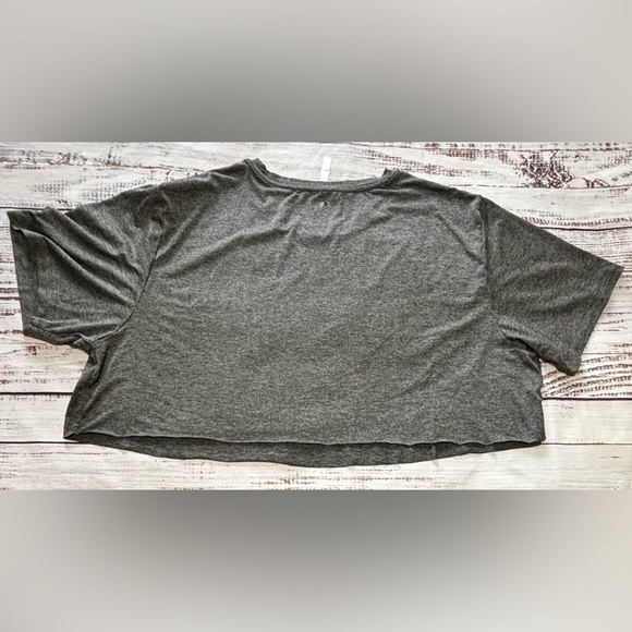 Women’s Fabletics Crop Top Tee - Picture 3 of 4